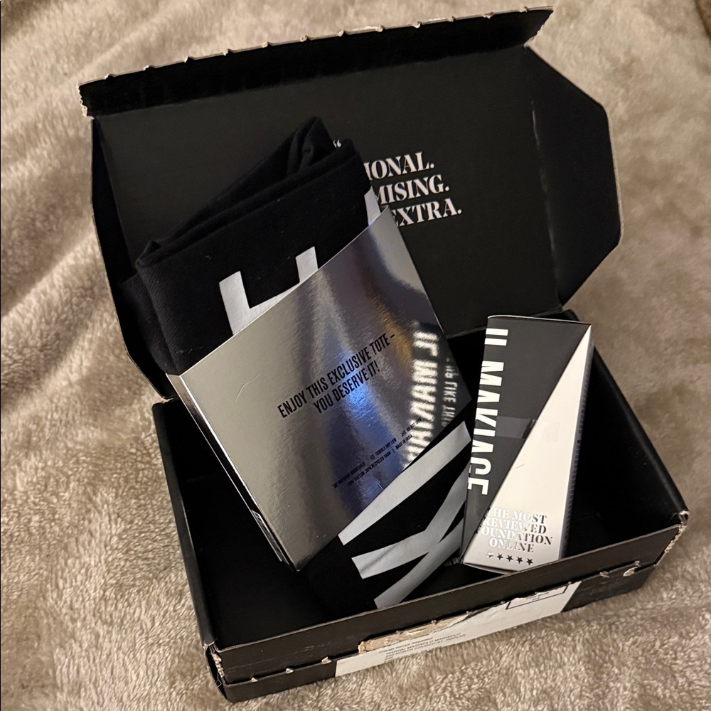 IL MAKIAGE Women Makeup Concealer - Black & Silver Packaging
